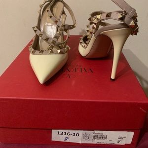 Valentino Rockstud Pumps
